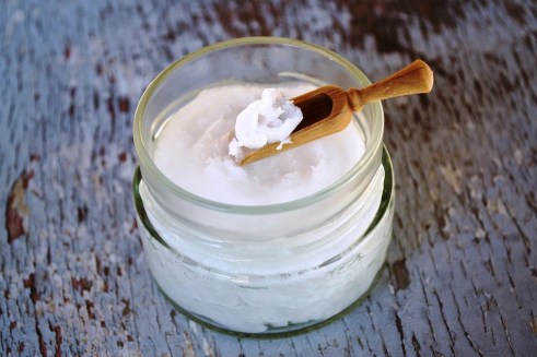 coconut-oil-on-wooden-spoon-2090575_1280